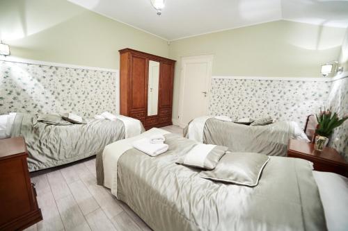 3 twin beds