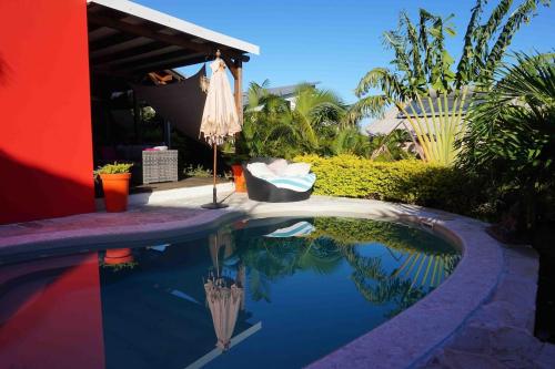 Villa récente avec piscine à 3mn du lagon