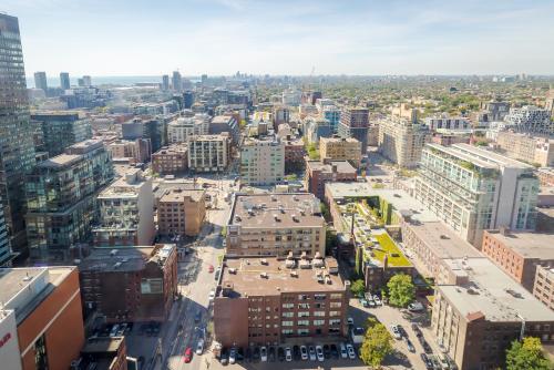 Royal 30th Floor Unobstructed Views + Many Plants