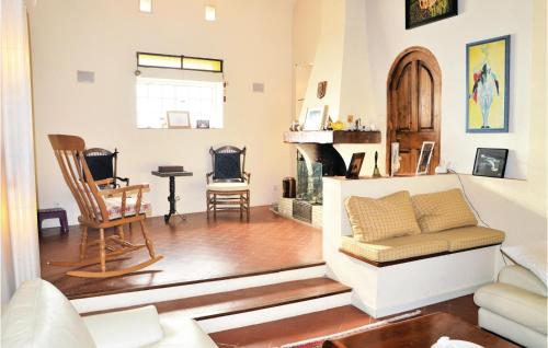 Nice home in Meyreuil w/ Outdoor swimming pool, Outdoor swimming pool and 4 Bedrooms gîte à louer Le Tholonet