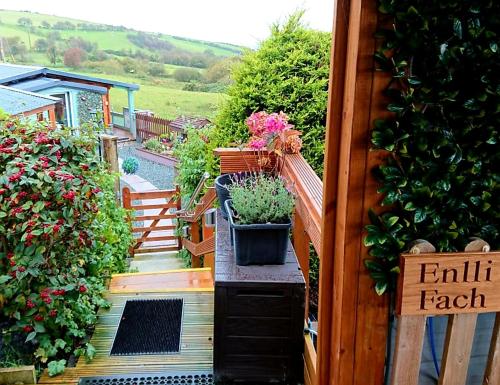 Enlli Fach cabin sleep's 2 adults and 2 children 2 dogs welcome not suitable for contract workers du in Harlech