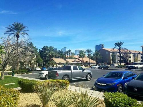 Lovely condo! Walking distance to the Strip with pool and spa Lovely condo! Walking distance to the Strip with pool and spa