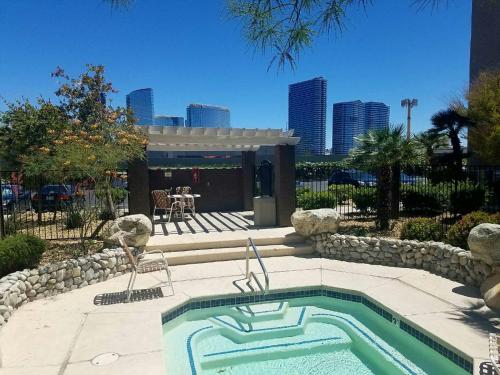 Lovely condo! Walking distance to the Strip with pool and spa Lovely condo! Walking distance to the Strip with pool and spa