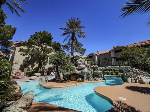 Lovely condo! Walking distance to the Strip with pool and spa Lovely condo! Walking distance to the Strip with pool and spa