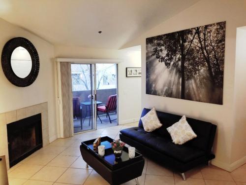 Lovely condo! Walking distance to the Strip with pool and spa Lovely condo! Walking distance to the Strip with pool and spa