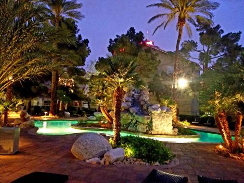 Lovely condo! Walking distance to the Strip with pool and spa Lovely condo! Walking distance to the Strip with pool and spa