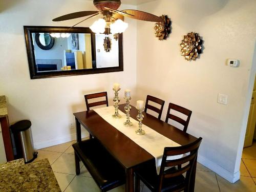 Lovely condo! Walking distance to the Strip with pool and spa Lovely condo! Walking distance to the Strip with pool and spa