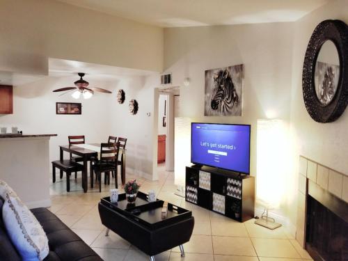 Lovely condo! Walking distance to the Strip with pool and spa Lovely condo! Walking distance to the Strip with pool and spa