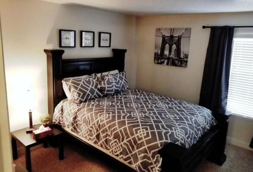 Lovely condo! Walking distance to the Strip with pool and spa Lovely condo! Walking distance to the Strip with pool and spa