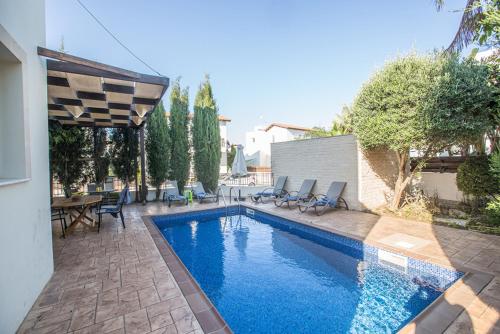 Beautiful Villa with Private Pool Paralimni Villa 1241 - image 2
