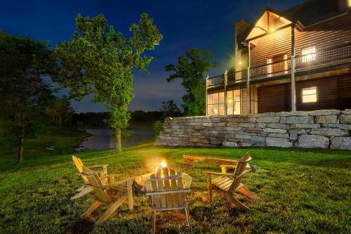 Luxury Lakefront Chalet Resort 2 Pools FREE Amenities Dock MiniGolf Waterslide in Lampe, USA