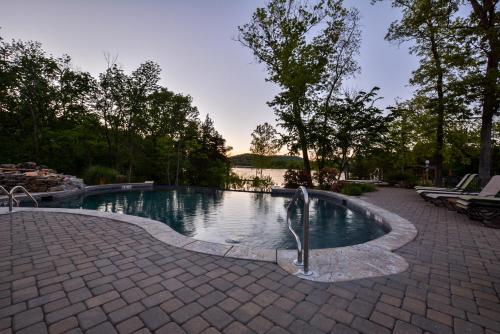 Luxury Lakefront Chalet Resort 2 Pools FREE Amenities Dock Kayaks Waterslide - image 2