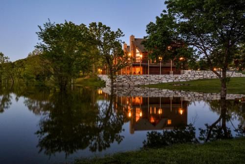 Chalet #1 The Deer Lake Lodge in Lampe, USA