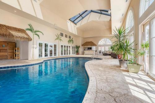 17500sqft PRIVATE ESTATE IndoorPool HotTub BIG LAKEVIEW Tennis Court Theater SDC - image 2