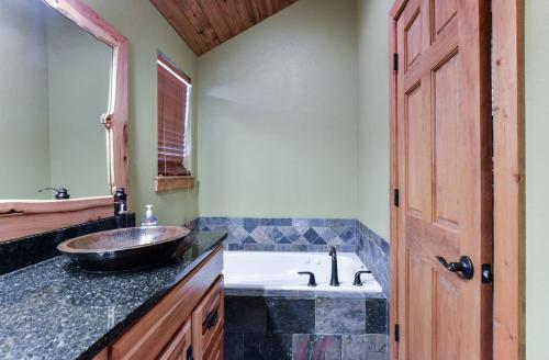 Luxury Lakefront Chalet Resort 2 Pools FREE Amenities Dock MiniGolf Waterslide in Lampe, USA