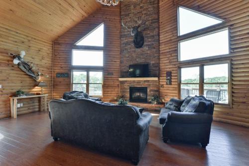 Luxury Lakefront Chalet Resort 2 Pools FREE Amenities Dock Kayaks Waterslide - image 8
