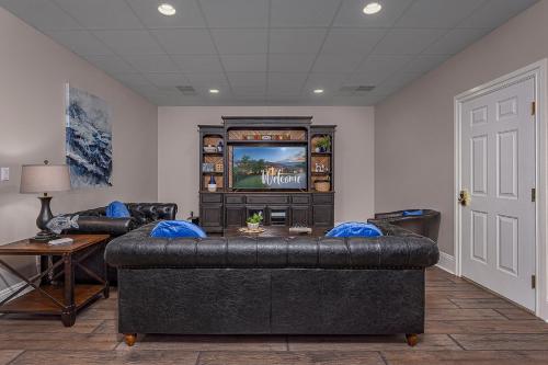 17500sqft PRIVATE ESTATE IndoorPool HotTub BIG LAKEVIEW Tennis Court Theater SDC - image 5