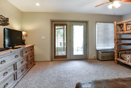 Chalets Resort LAKEFRONT Cottage Free Amenities Amazing views Kayaks 2 Pools - image 8