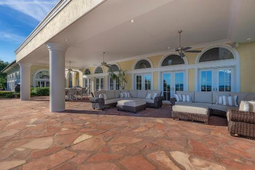 17500sqft PRIVATE ESTATE IndoorPool HotTub BIG LAKEVIEW Tennis Court Theater SDC - image 8
