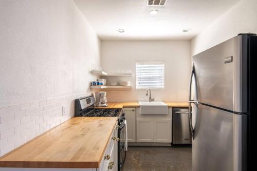 Cozy 2BR Home in Central Phoenix by WanderJaunt - image 3