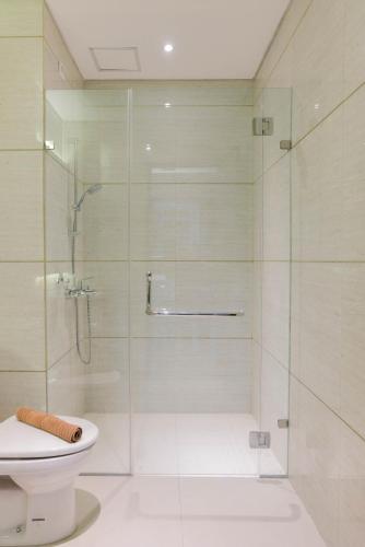 Cozy 1BR Apartment at Brooklyn Alam Sutera near IKEA By Travelio - image 2