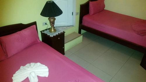 1 double bed, 1 twin bed