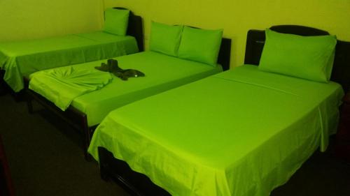 1 double bed, 2 twin beds