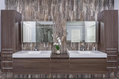 17500sqft PRIVATE ESTATE IndoorPool HotTub BIG LAKEVIEW Tennis Court Theater SDC - image 2