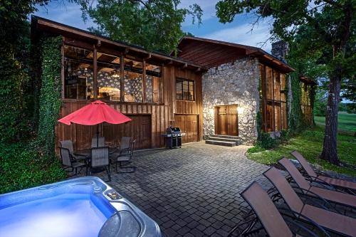 PRIVATE Lakefront Cabin HOT TUB Pool Table WIFI Amazing VIEW Close to Branson in Kimberling City, USA