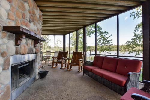 Luxury Lakefront Chalet Resort 2 Pools FREE Amenities Dock MiniGolf Waterslide