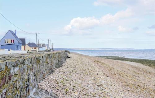 Stunning home in Saint-Marcouf w/ WiFi and 2 Bedrooms gîte à louer Golf de la presqu'île du Cotentin