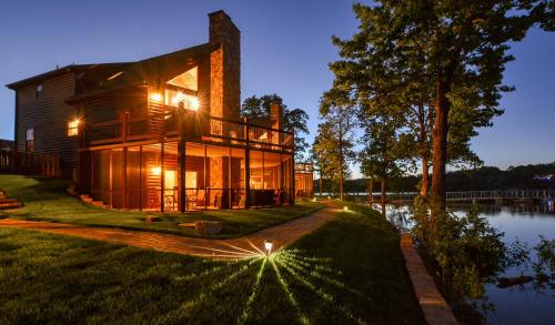 Luxury Lakefront Chalet Resort 2 Pools FREE Amenities Dock MiniGolf Waterslide in Lampe, USA