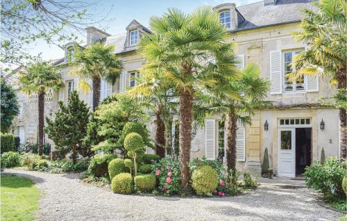 Maisons de vacances Awesome home in Barbery with 6 Bedrooms and WiFi