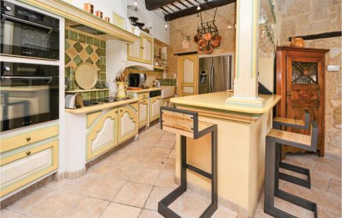 Stunning home in Montfrin w/ Outdoor swimming pool and 3 Bedrooms cottage Meynes