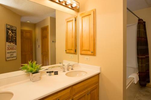Cascade Village One Bedroom Condo Hotel Room - image 6