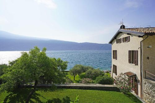 Villa Victoria: luxury waterfront villa with splendid views