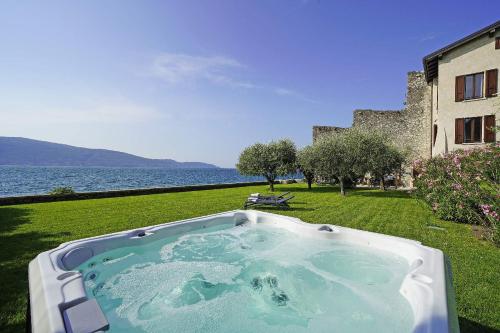 Villa Victoria: luxury waterfront villa with splendid views