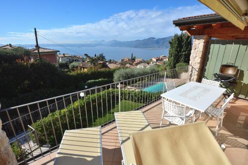  Apartment Bardino With Pool and Lake View, Pension in Torri del Benaco