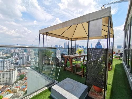 Penthouse on 34 - The Highest Hostel in Kuala Lumpur, Free Communal Dinner & Drink Activity starts from 7pm everyday