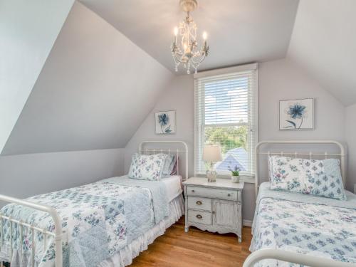 Chic Suite in Beautifully Updated Victorian Home home - image 9