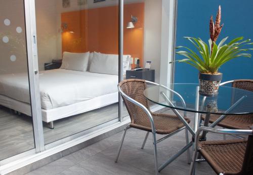 226686535 Hotel 104 Art Suites