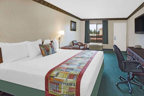 Travelodge by Wyndham Costa Mesa Newport Beach Hacienda