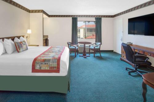 ทราเวลลอดจ์ คอสตา เมซา นิวพอร์ต บีช ฮาซิเอนดา (Travelodge by Wyndham Costa Mesa Newport Beach Hacienda) in คอสตาเมซา (CA)