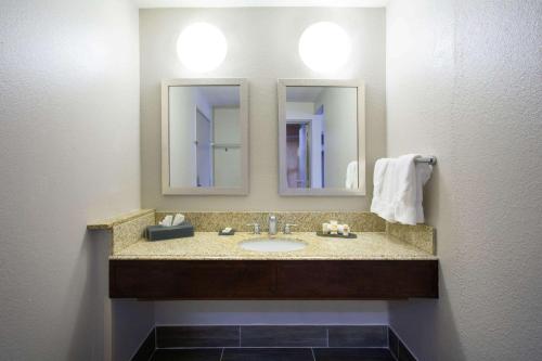 La Quinta Inn by Wyndham Roanoke Salem - image 4