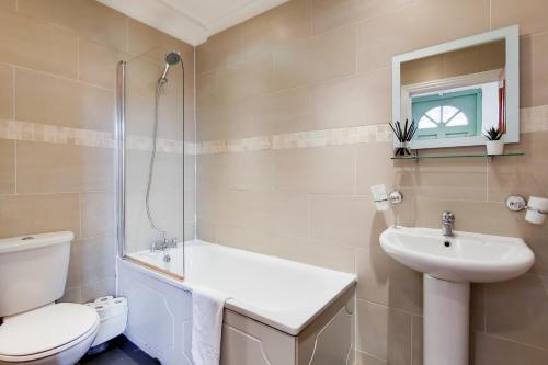 WelcomeStay Tooting Broadway 3 Bedroom Apartment - image 3