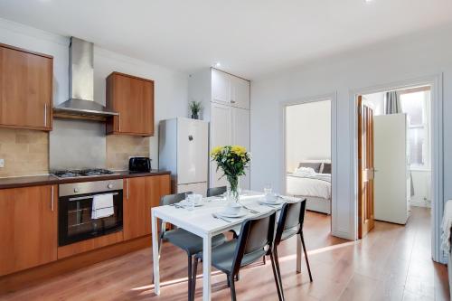 WelcomeStay Tooting Broadway 3 Bedroom Apartment - image 5