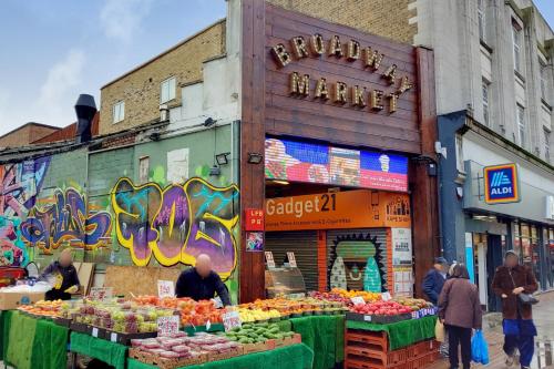 WelcomeStay Tooting Broadway 3 Bedroom Apartment - image 2