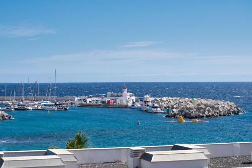 Sun Bay Villas, Lovely 3 bed villa with private pool & sea views gîte à louer Las Galletas