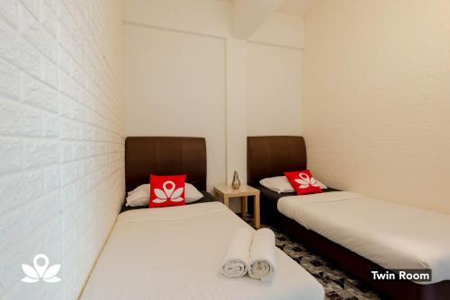 Island Backpackers Room Type - Twin Room with Shared Bathroom ( No window ) 