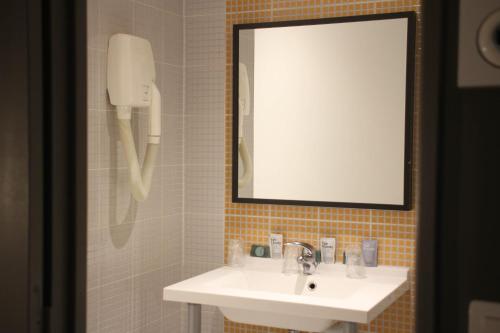 Orly Superior Hotel - image 8